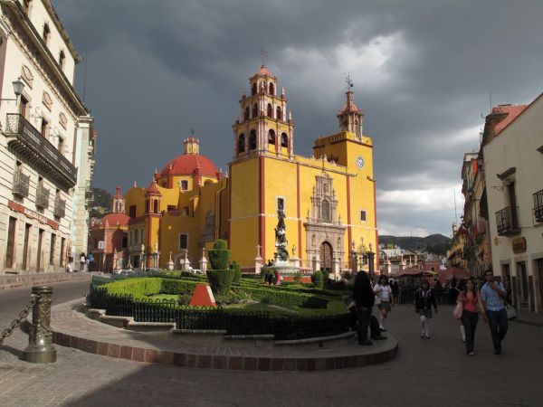 bellas vistas de guanajuato y su alhondiga desde arriba