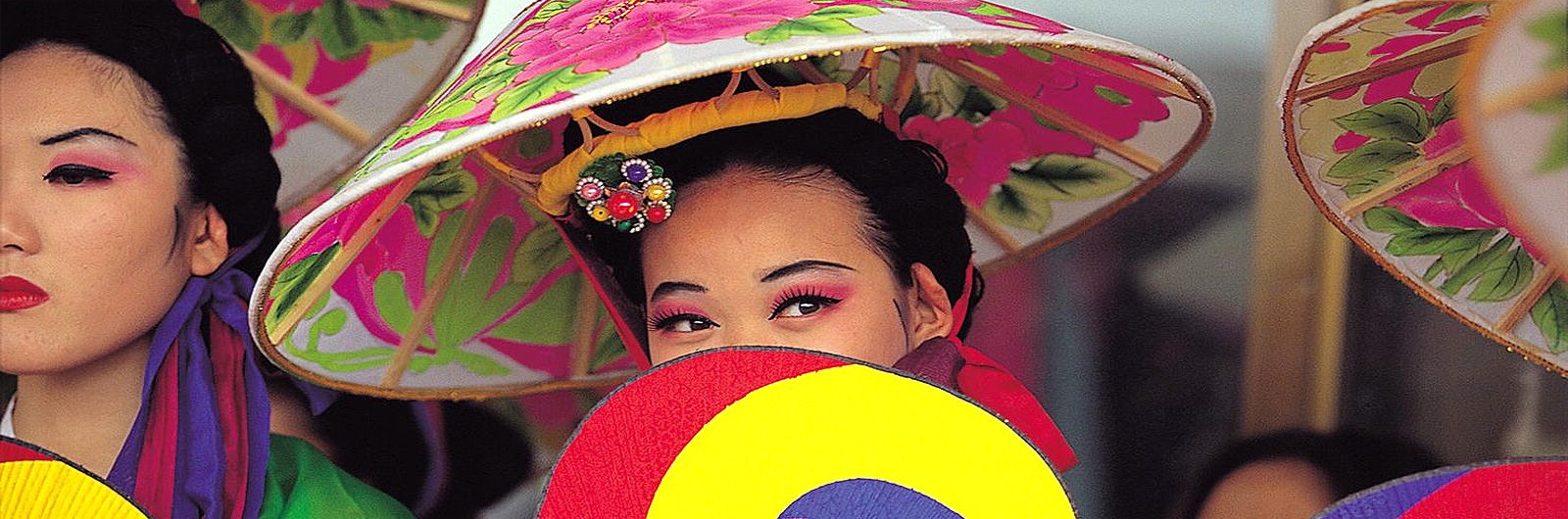 mujer coreana con abanico
