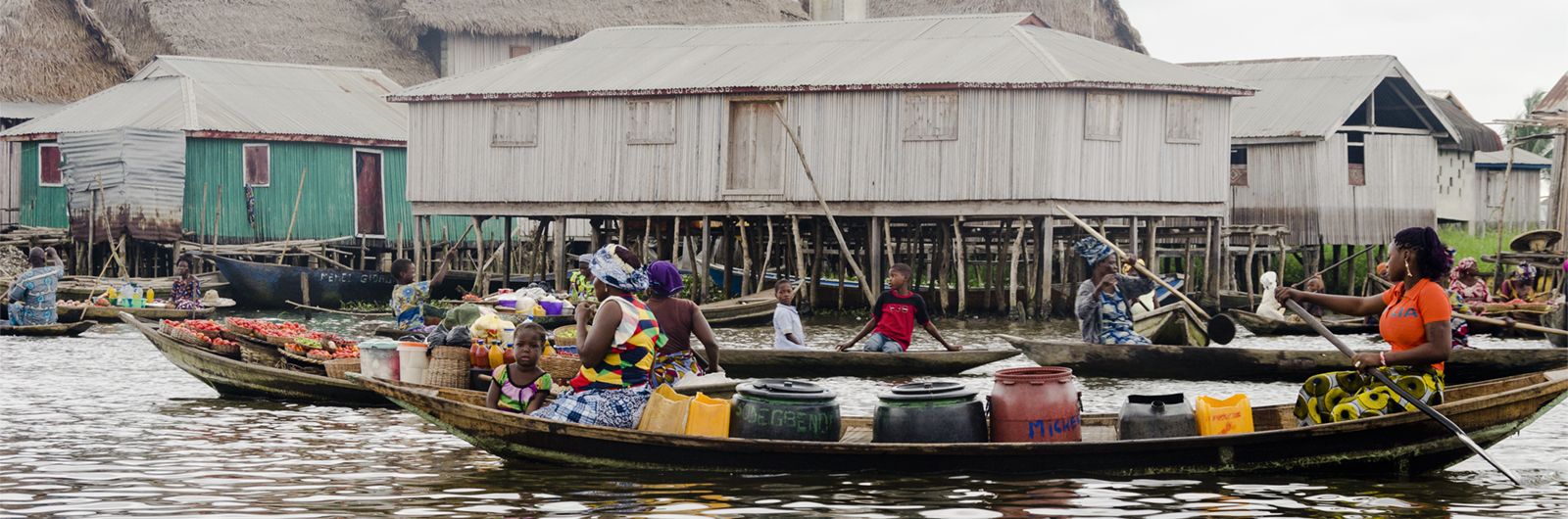 benin entre las barcas de la ciudad lacustre de Ganvi