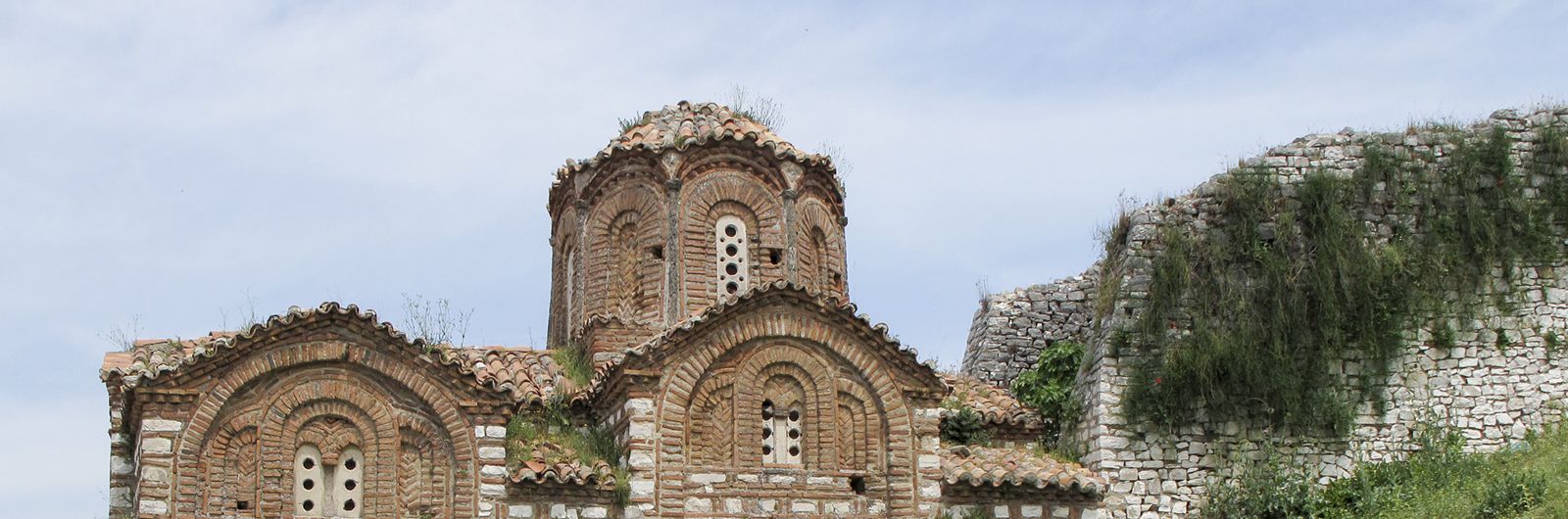 vista del monasterio en albania