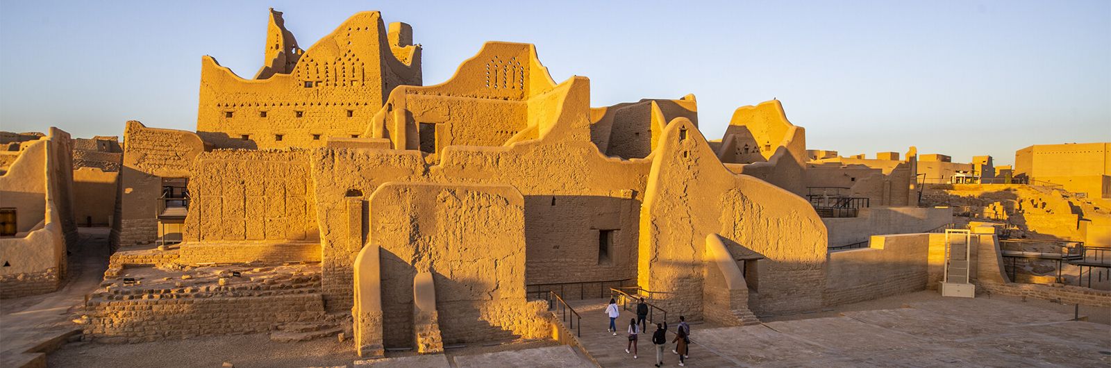 paseando por la ciudad antiuga de diriya en arabia saudita