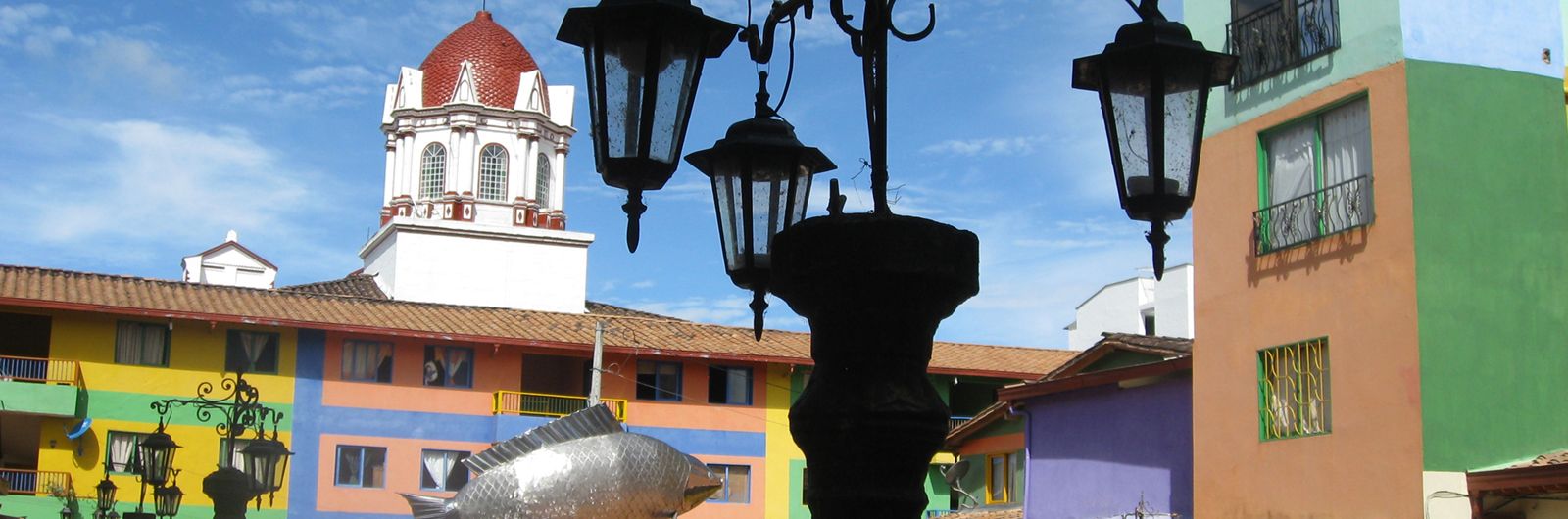 las coloridas fachadas de guatape