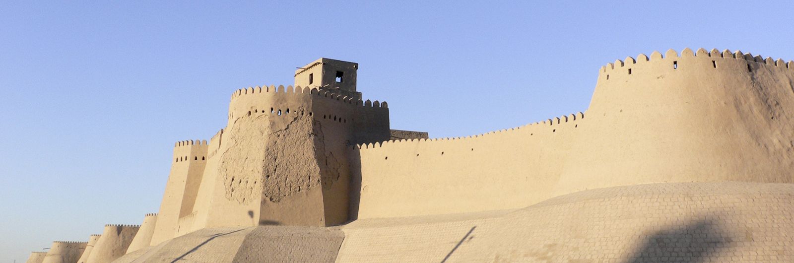 de paseo alrededor de las murallas de Khiva