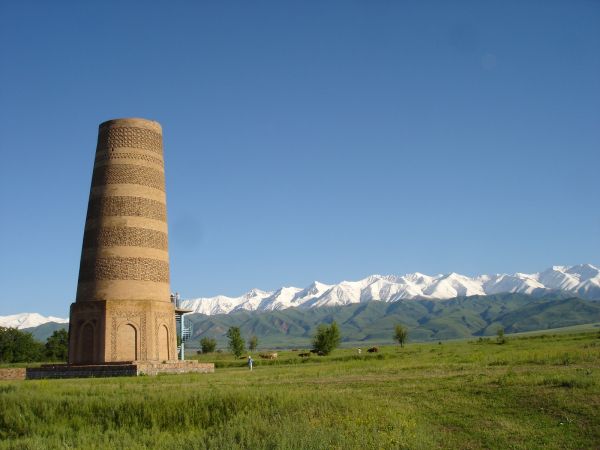 vistas desde el lago son kul en kirguistan