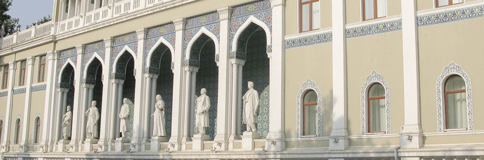 Bak�. las torres de fuego